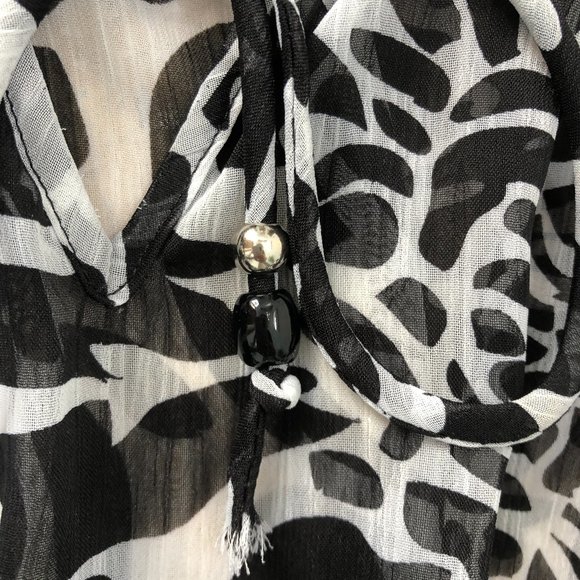 Off the Shoulder Black and White Women's Blouse Priced Too Low For A Discount - Picture 7 of 9